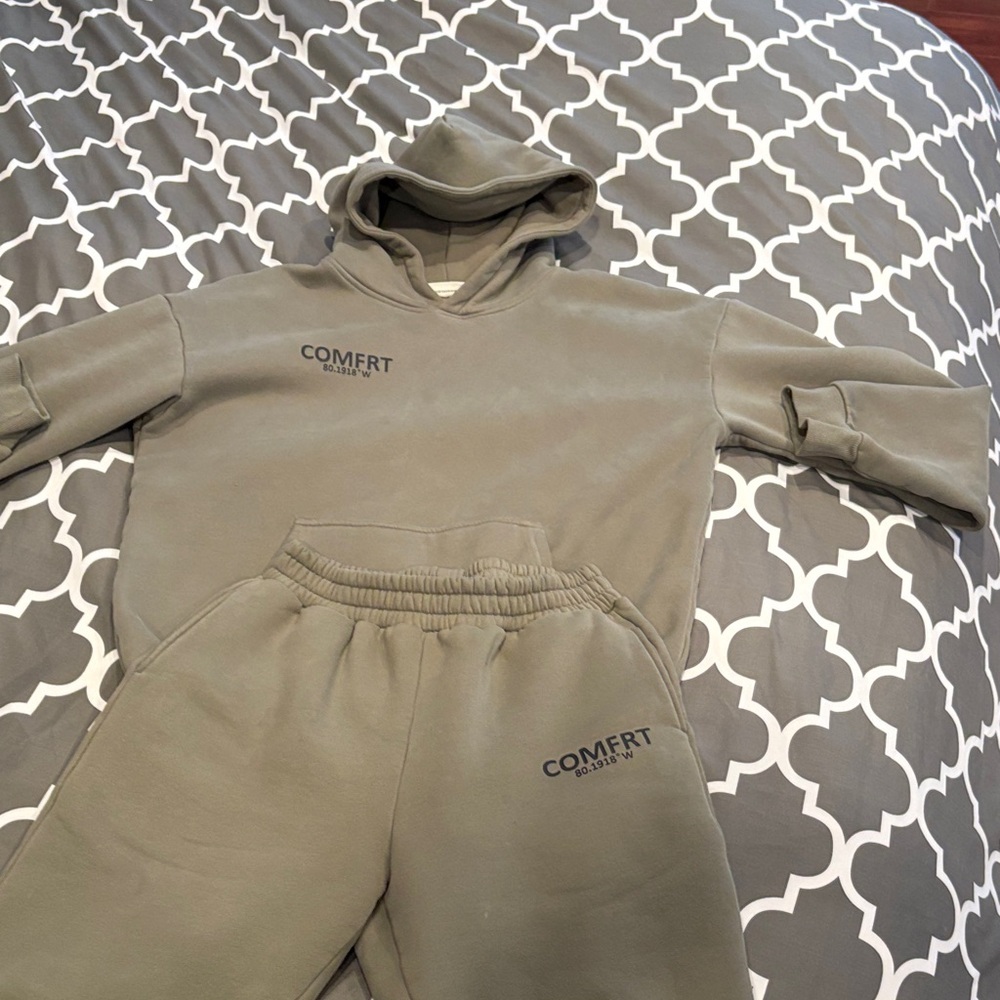 Comfrt sweatshirt and joggers